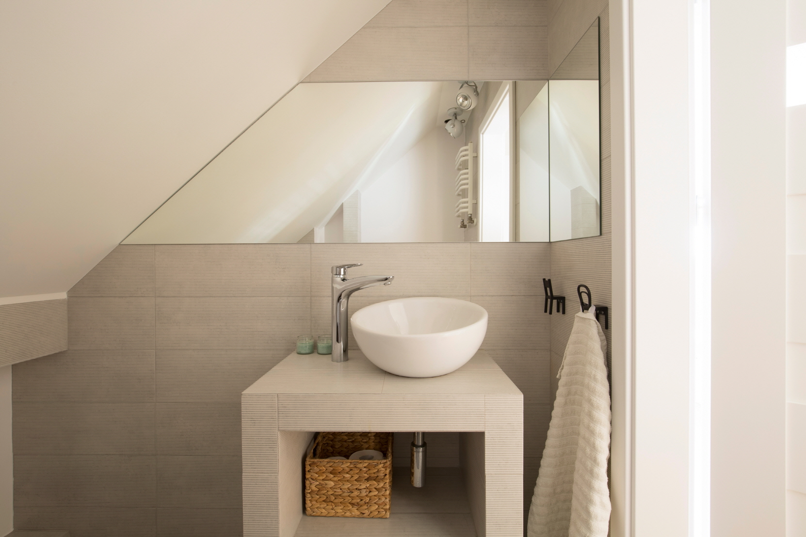 Gray and beige tiles broaden the spectrum and appeal of bathroom design.