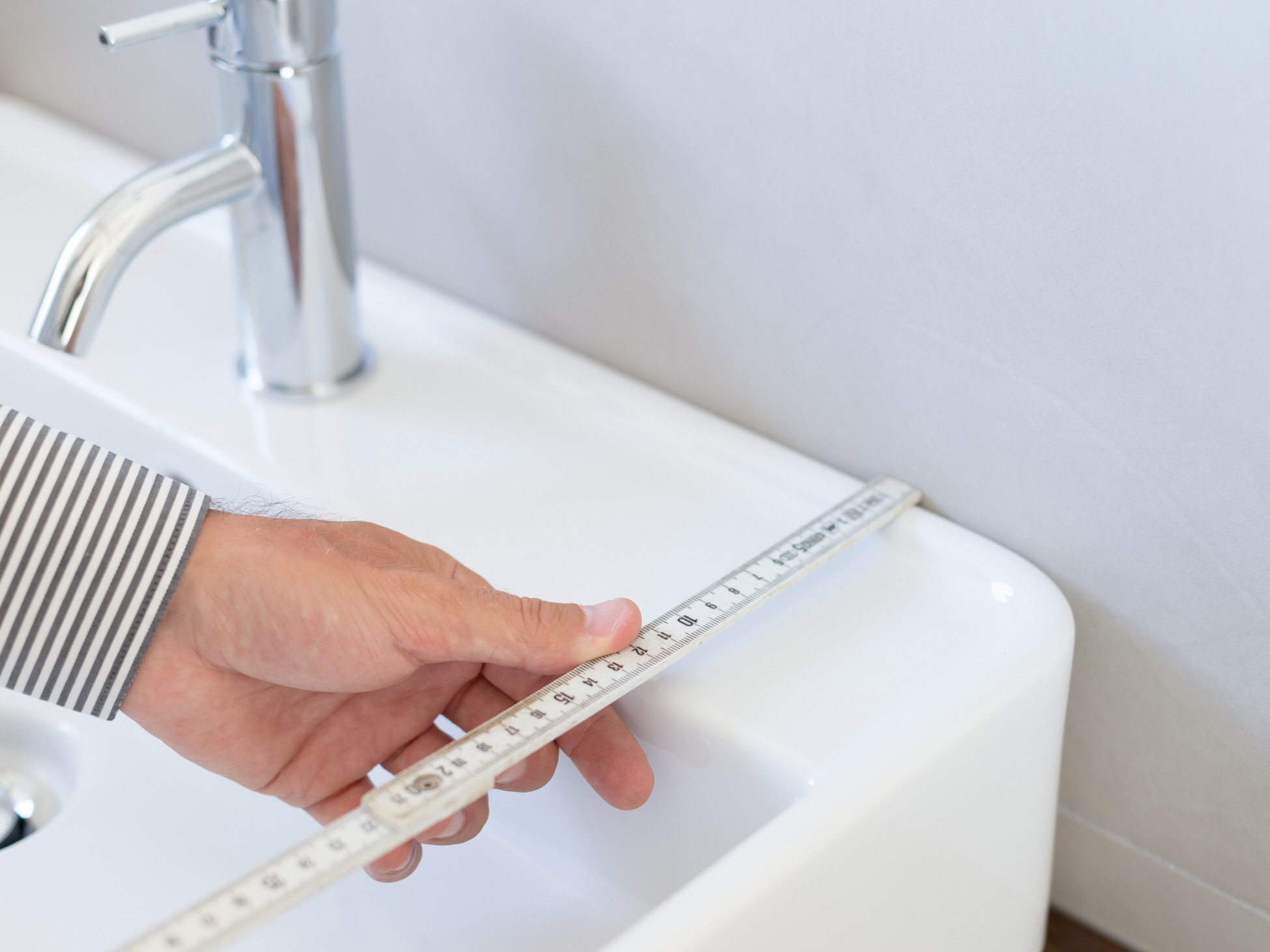 To ensure a perfect installation of your new sink, start by accurately measuring your existing one.