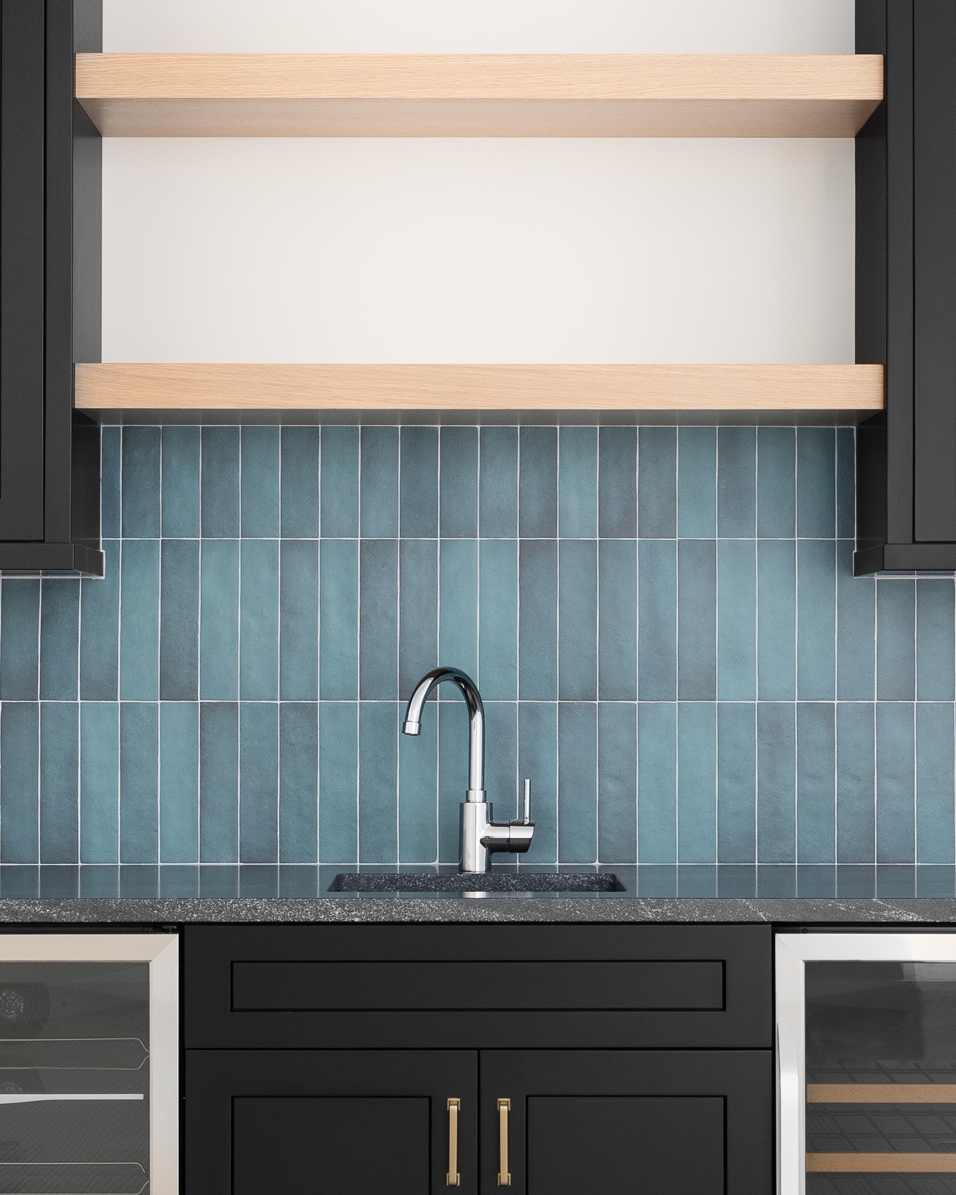 Replacing the backsplash is an economical solution to change the appearance of your kitchen.