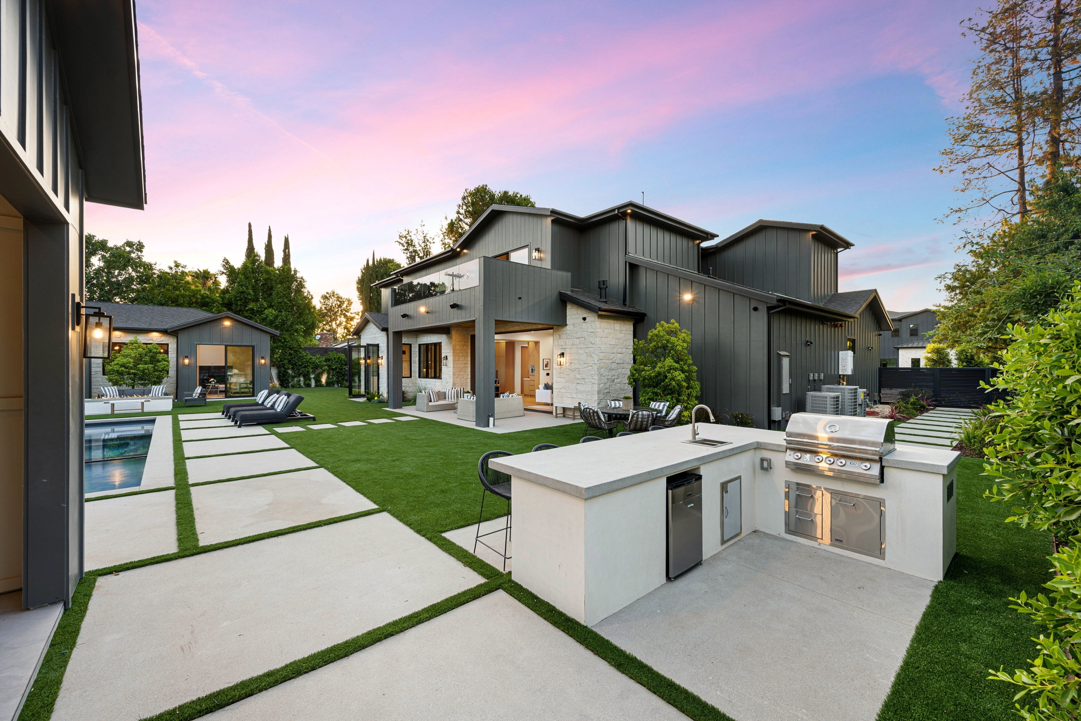 An L-shaped kitchen design has the advantage of seamlessly connecting indoor spaces with the outdoor cooking zone.