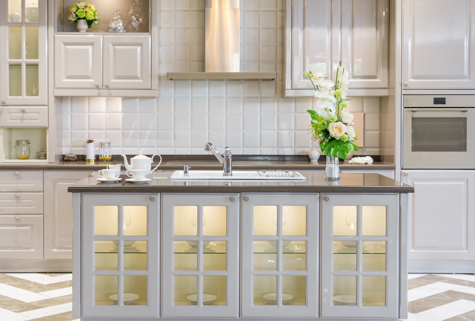 Installing glass doors on kitchen cabinets can greatly enhance the sense of openness in the space.