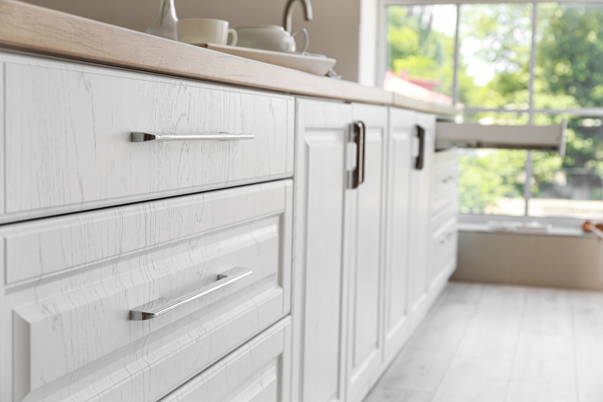 If you have questions about replacing kitchen drawers, continue reading this article.