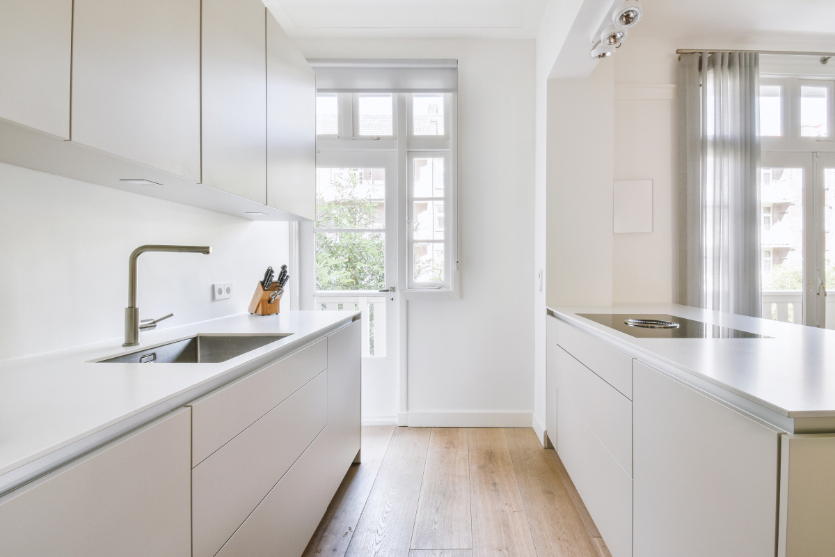 Bright white themes enhance natural light and create an inviting, spacious atmosphere in the kitchen.