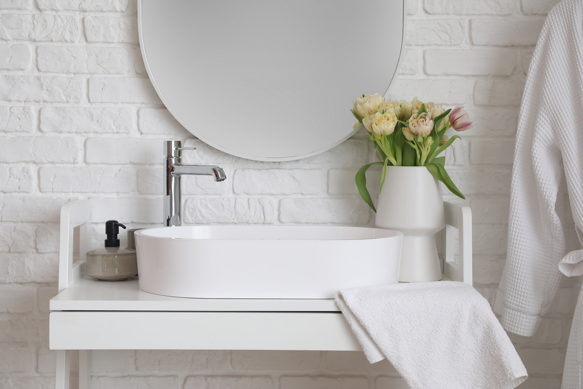 White is an effective color for creating a serene atmosphere in the bathroom.