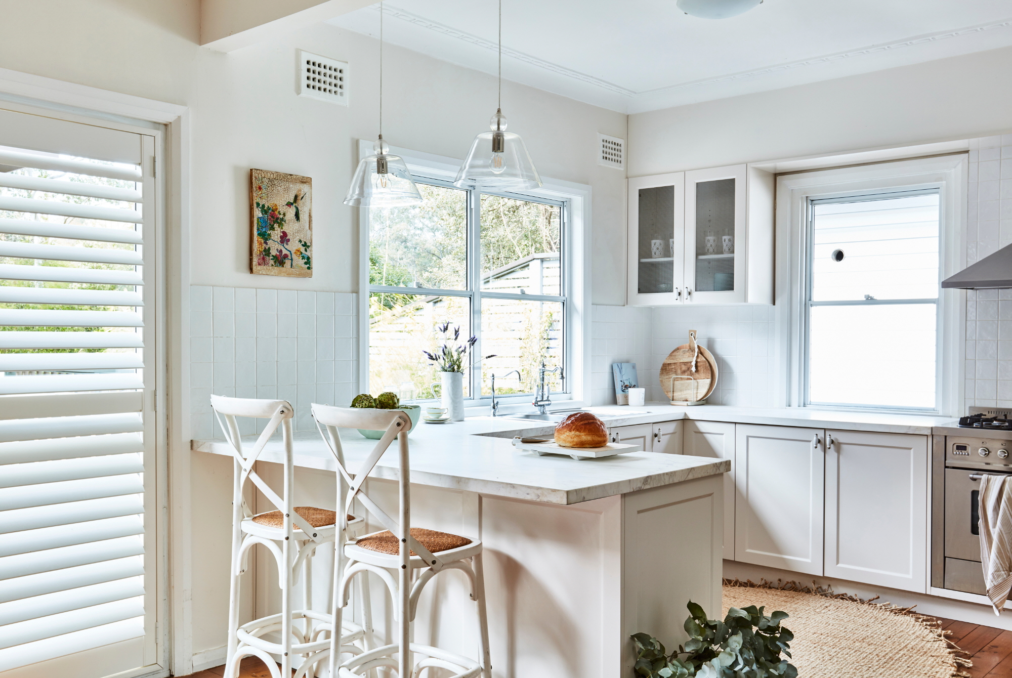 The additional counter space in a peninsula kitchen can be used as a breakfast bar, creating a social area in the kitchen.