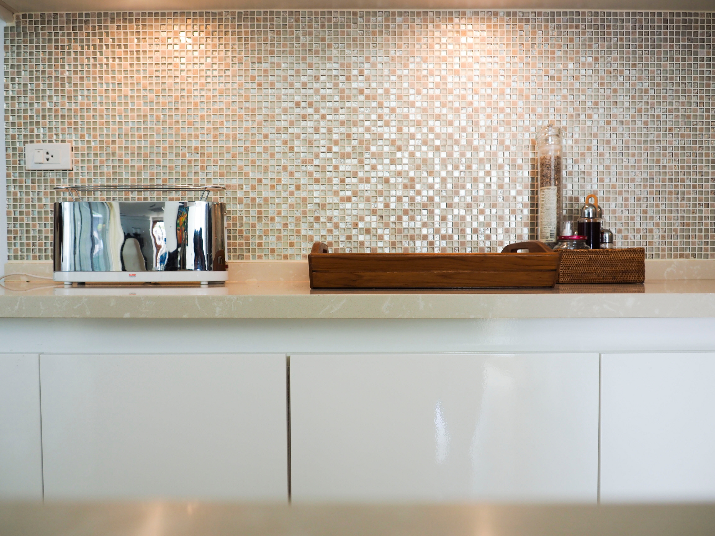 If you want a bold and dynamic kitchen design, choose mosaic tiles.