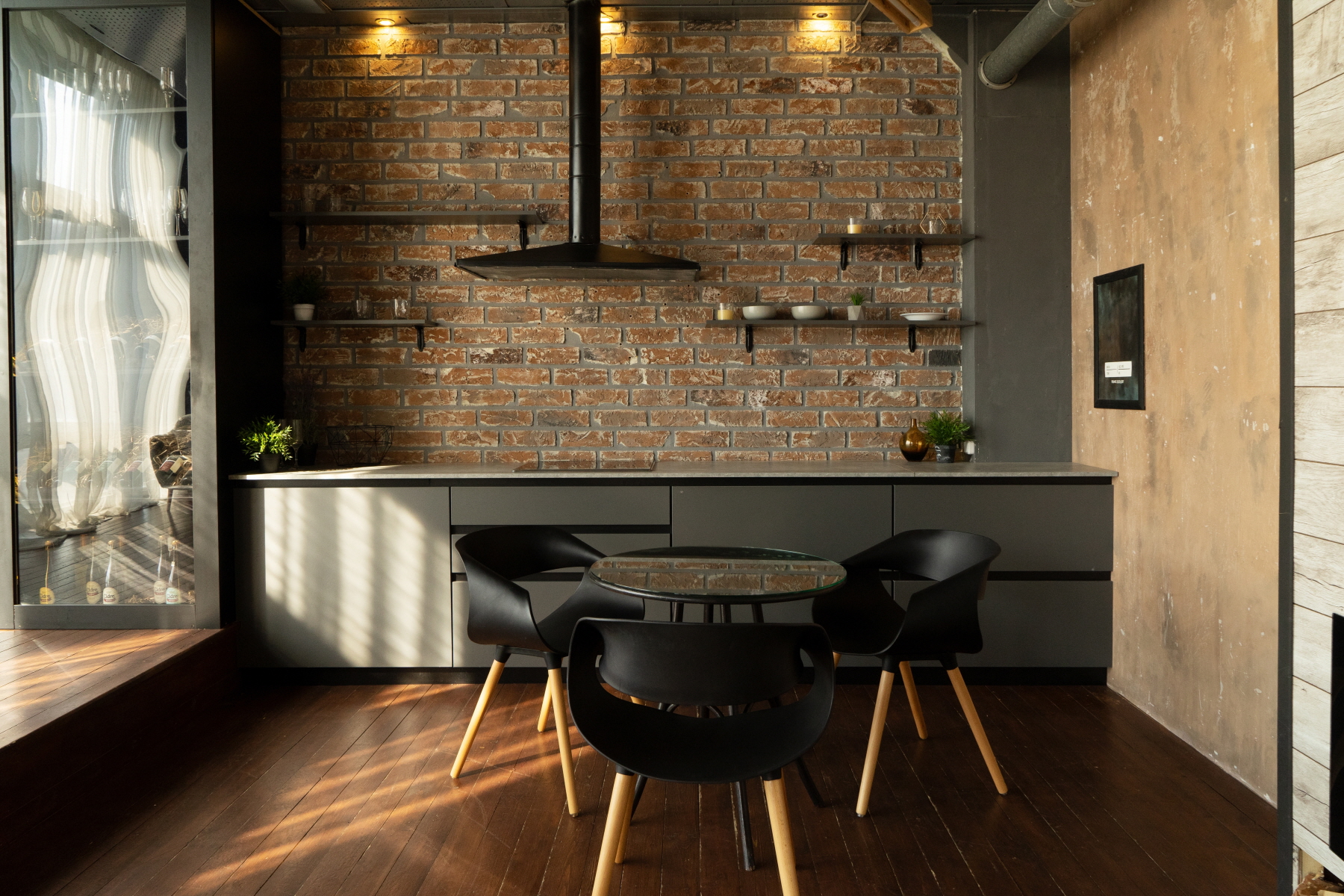 Brick transforms your kitchen into a charming, old-world dining space.