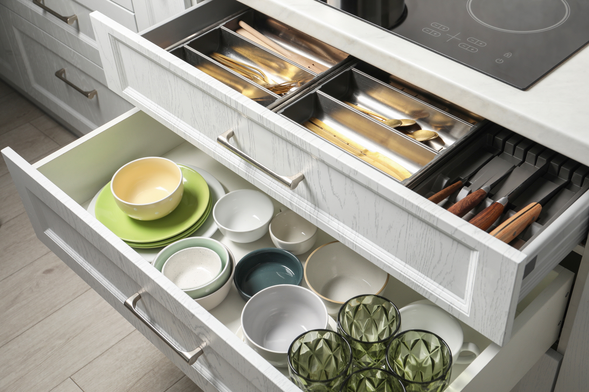 Use drawers to organize dishes and kitchen essentials, keeping your kitchen neat and tidy.